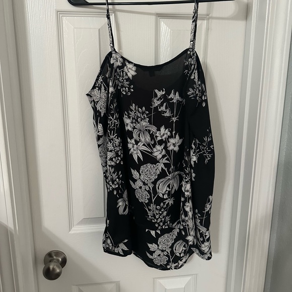 Banana republic ruffle front tank size large - Picture 4 of 4